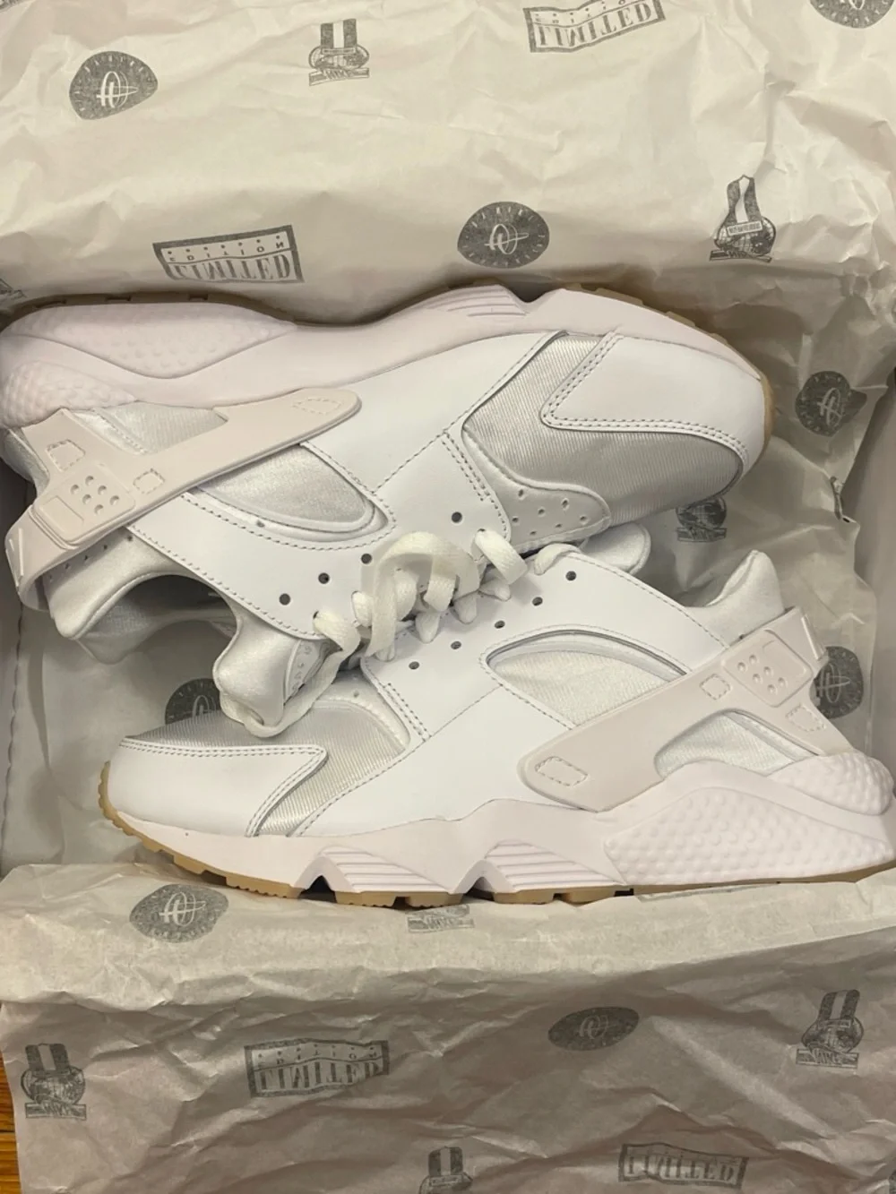 Nike air huaraches White cream Sneakers